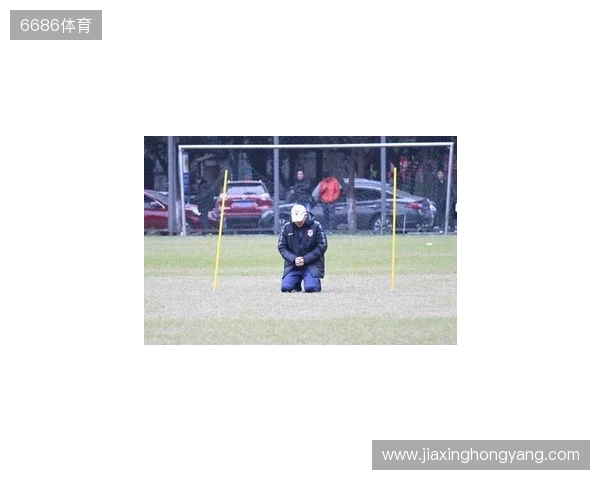 帽子上用中文写着努力、忍耐、牺牲，张外龙：是我作为教练的哲学