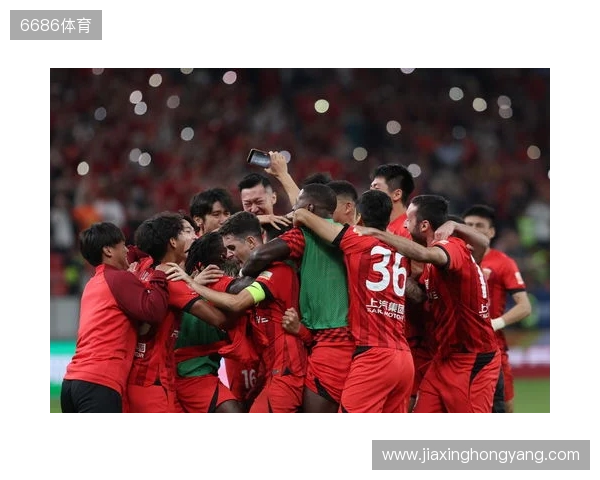 三连冠！上海海港加冕2025赛季中超冠军，摘下队史中超第四星